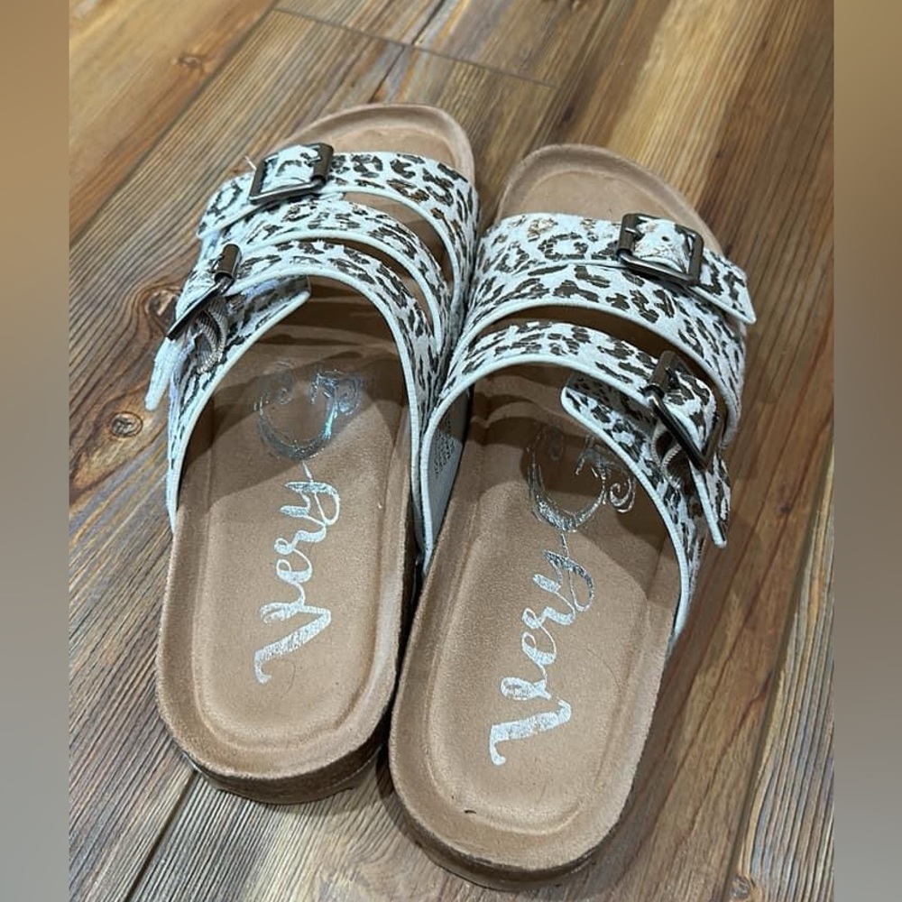 NWOT women’s sandal. Brand-VERY G